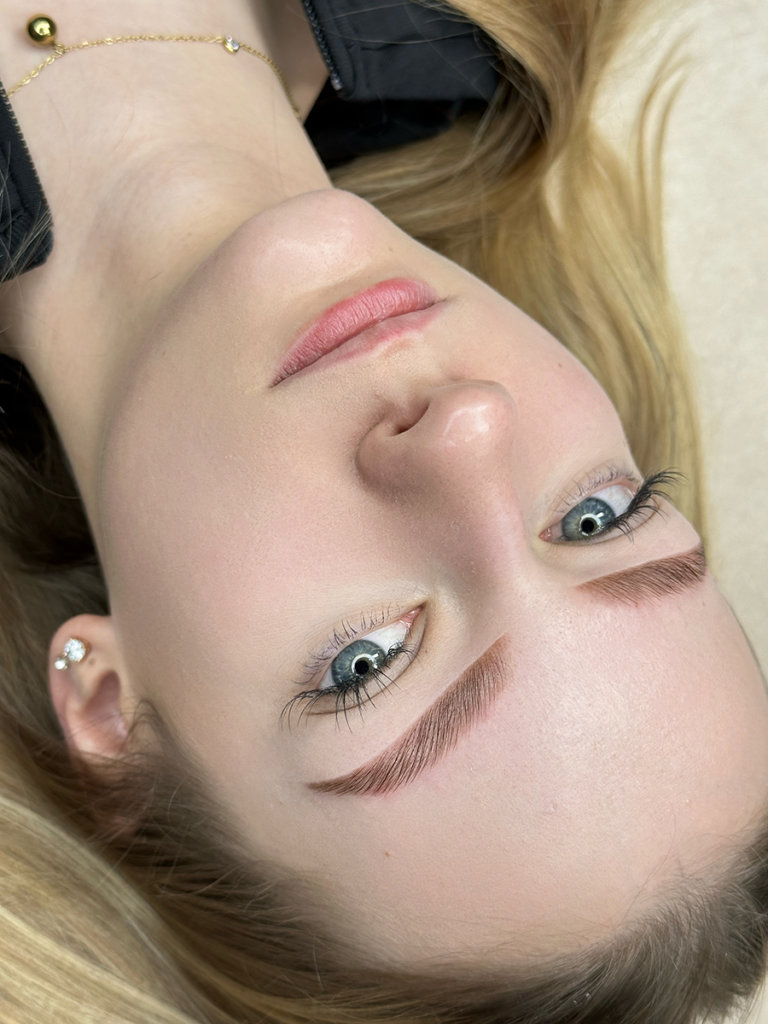 Kurs rzes Warszawa - efekty, które uzyskała kursantka na szkoleniu przedłużania rzęs u Karoliny