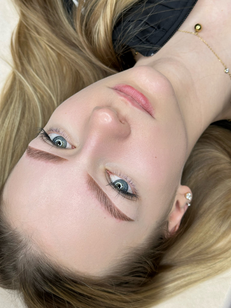 Kurs rzes Warszawa - efekty, które uzyskała kursantka na szkoleniu przedłużania rzęs u Karoliny