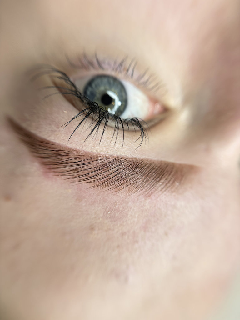 Kurs doczepiania rzęs - efekty, które uzyskała kursantka na szkoleniu przedłużania rzęs u Karoliny w Warszawie