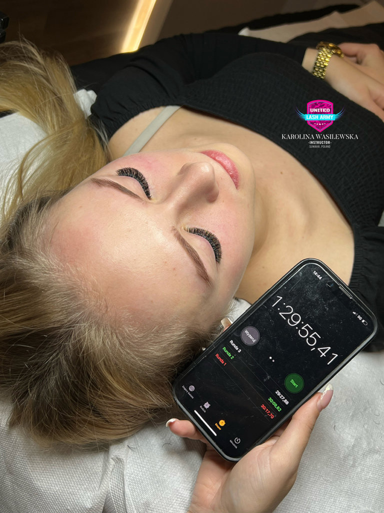Kurs doczepiania rzęs - efekty, które uzyskała kursantka na szkoleniu przedłużania rzęs u Karoliny z zakresu szybkości stylizacji