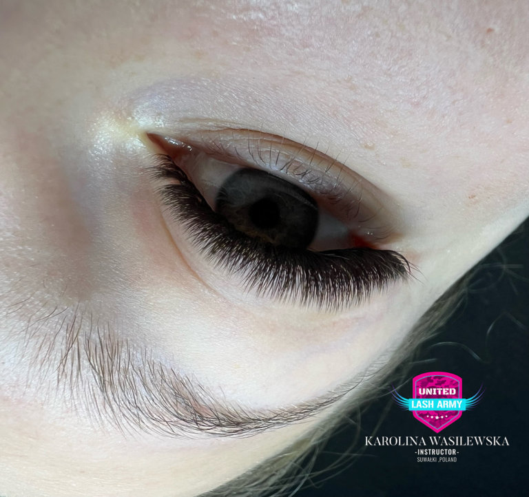 Kurs na stylistkę rzęs - efekty, które uzyskała kursantka na szkoleniu przedłużania rzęs u Karoliny na modelce