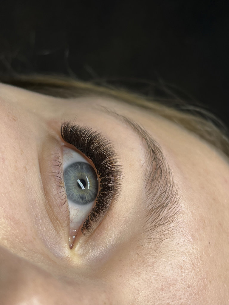 Kurs stylizacji rzęs Warszawa - efekty, które uzyskała kursantka na szkoleniu z zakresu rzęs