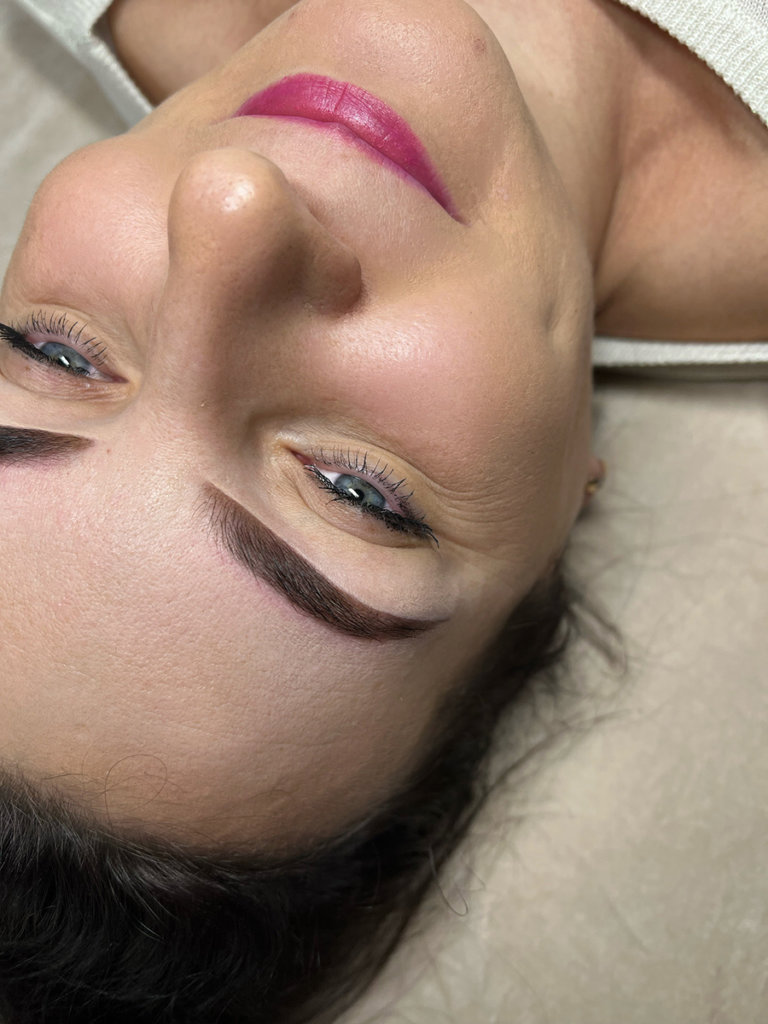 Kurs rzęsy online - sprawdź szkolenia stacjonarne z zakresu stylizacji i przedłużania rzęs