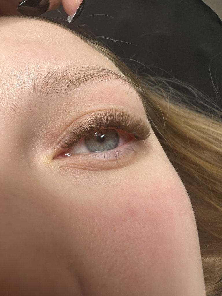 Efekty pracy kursantki po szkoleniu z przedłużania rzęs- kurs stylizacji rzęs