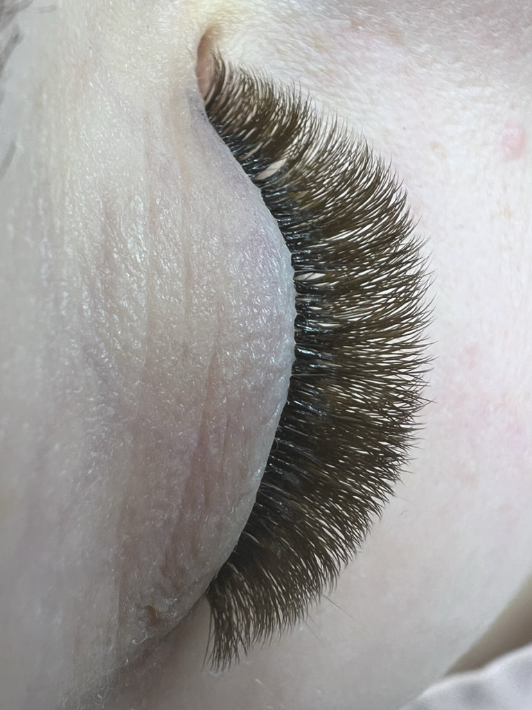 Kurs doczepiania rzęs u Karoliny stacjonarnie - szkolenia stacjonarne z przedłużania i stylizacji rzęs - kurs stylizacji rzęs