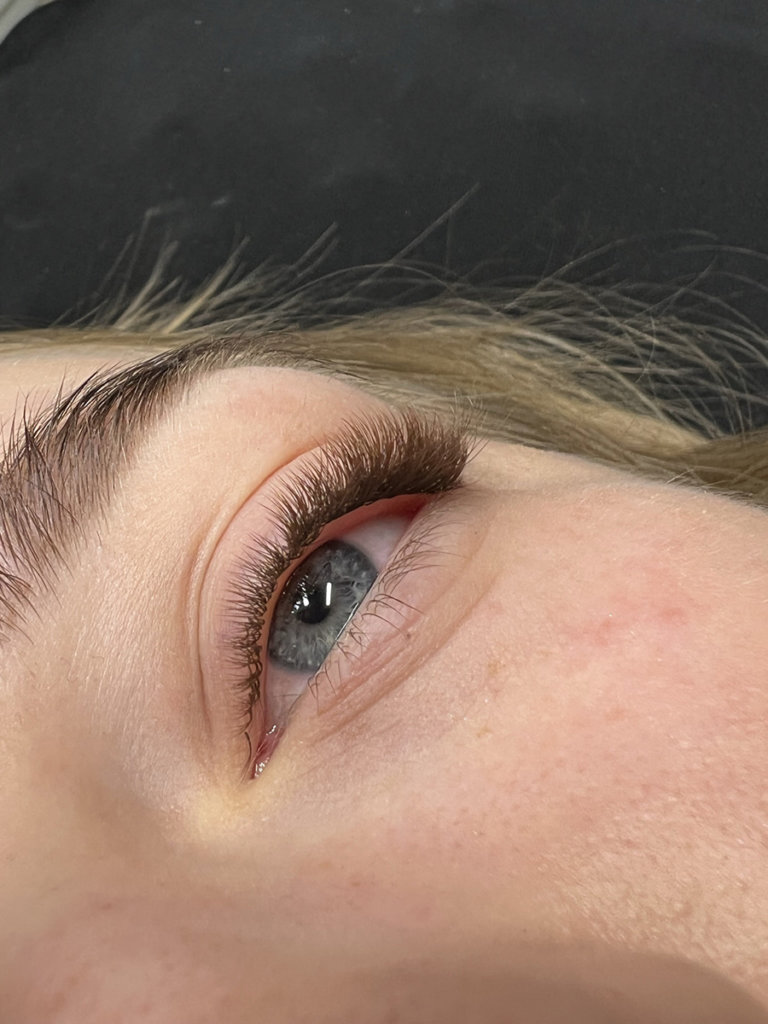 Przedłużanie rzęs kursy - efekty, które uzyskała kursantka na szkoleniu stacjonarnym przedłużania rzęs u Karoliny